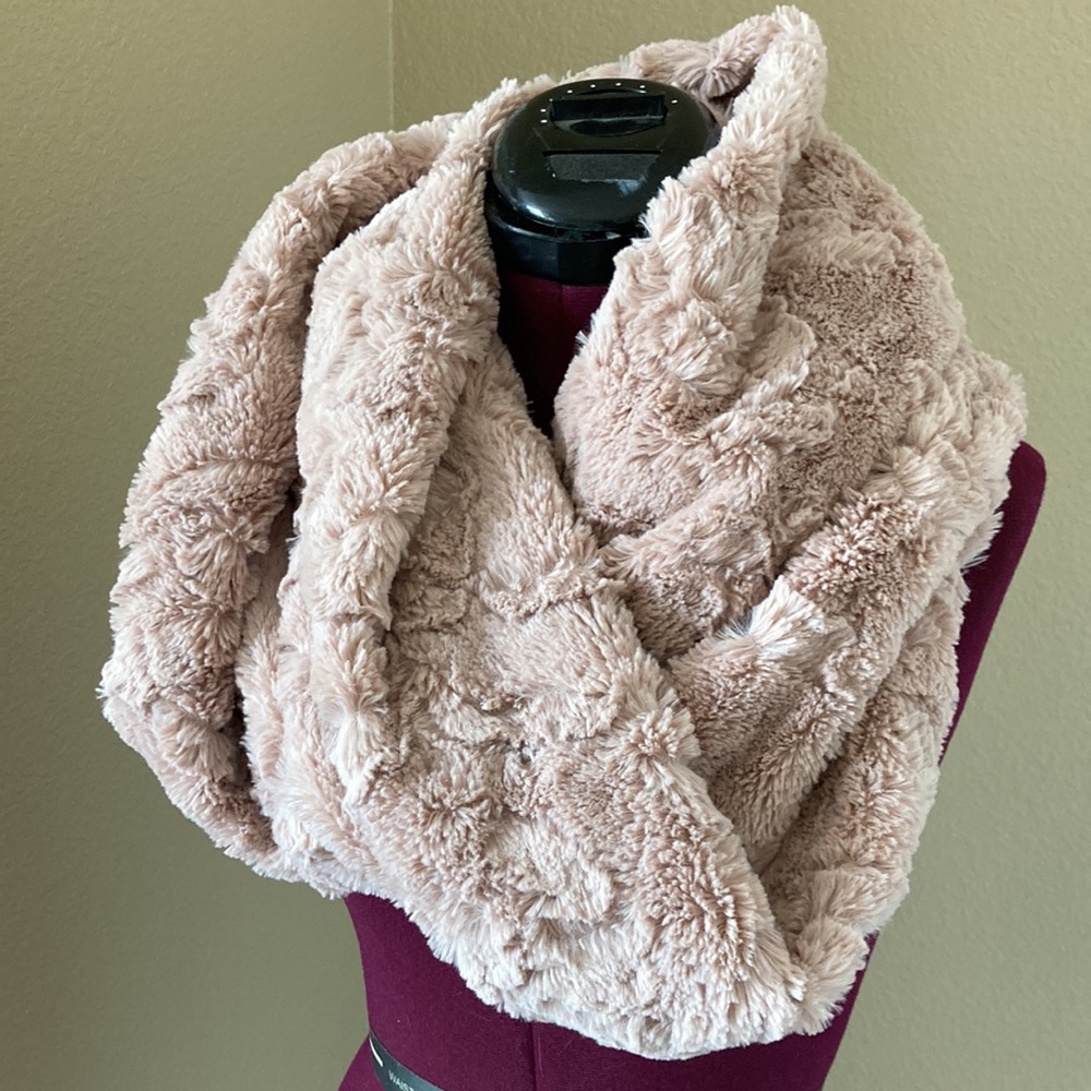Steve Madden circle fur scarf blush pink